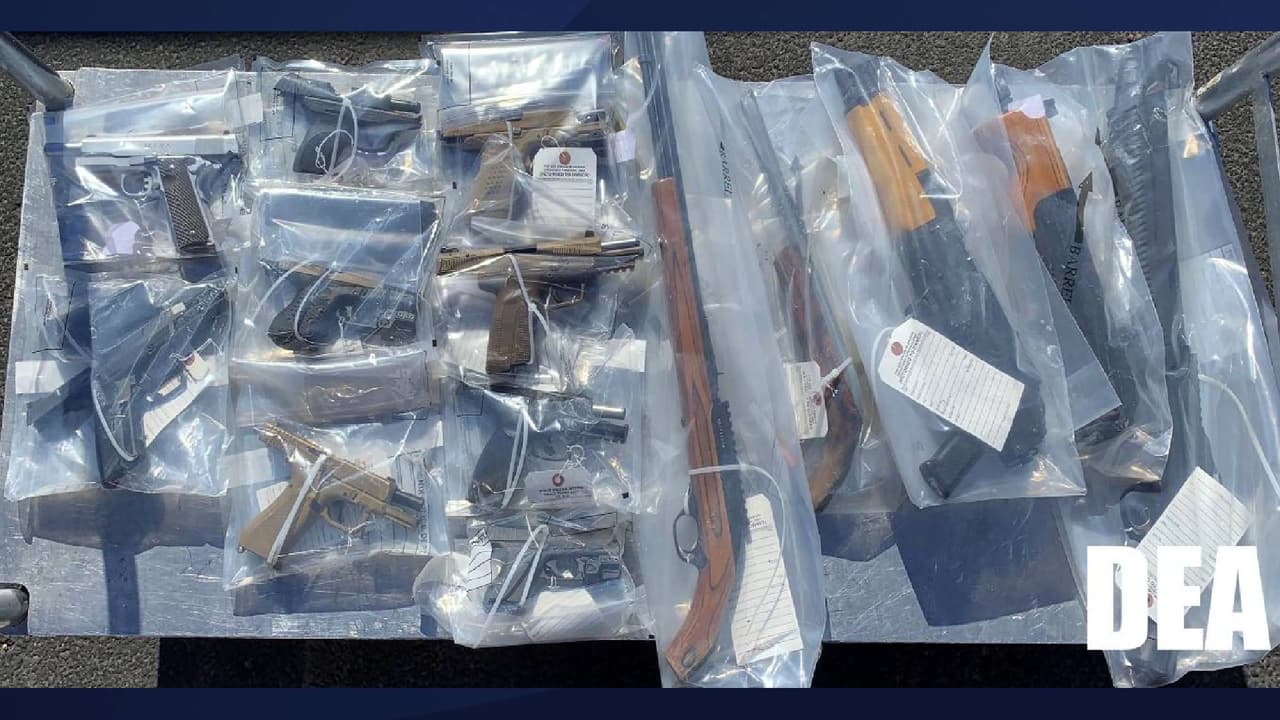 “Un cargo en un 
<b>delito es simplemente una acusación</b> y 
<b>los acusados se presumen inocentes hasta que se pruebe su culpabilidad</b>”, reitera la 
<a href="https://www.dea.gov/press-releases/2022/02/03/three-arrested-after-distributing-methamphetamine-and-fake-pills-phoenix" target="_blank">DEA en el comunicado</a>.