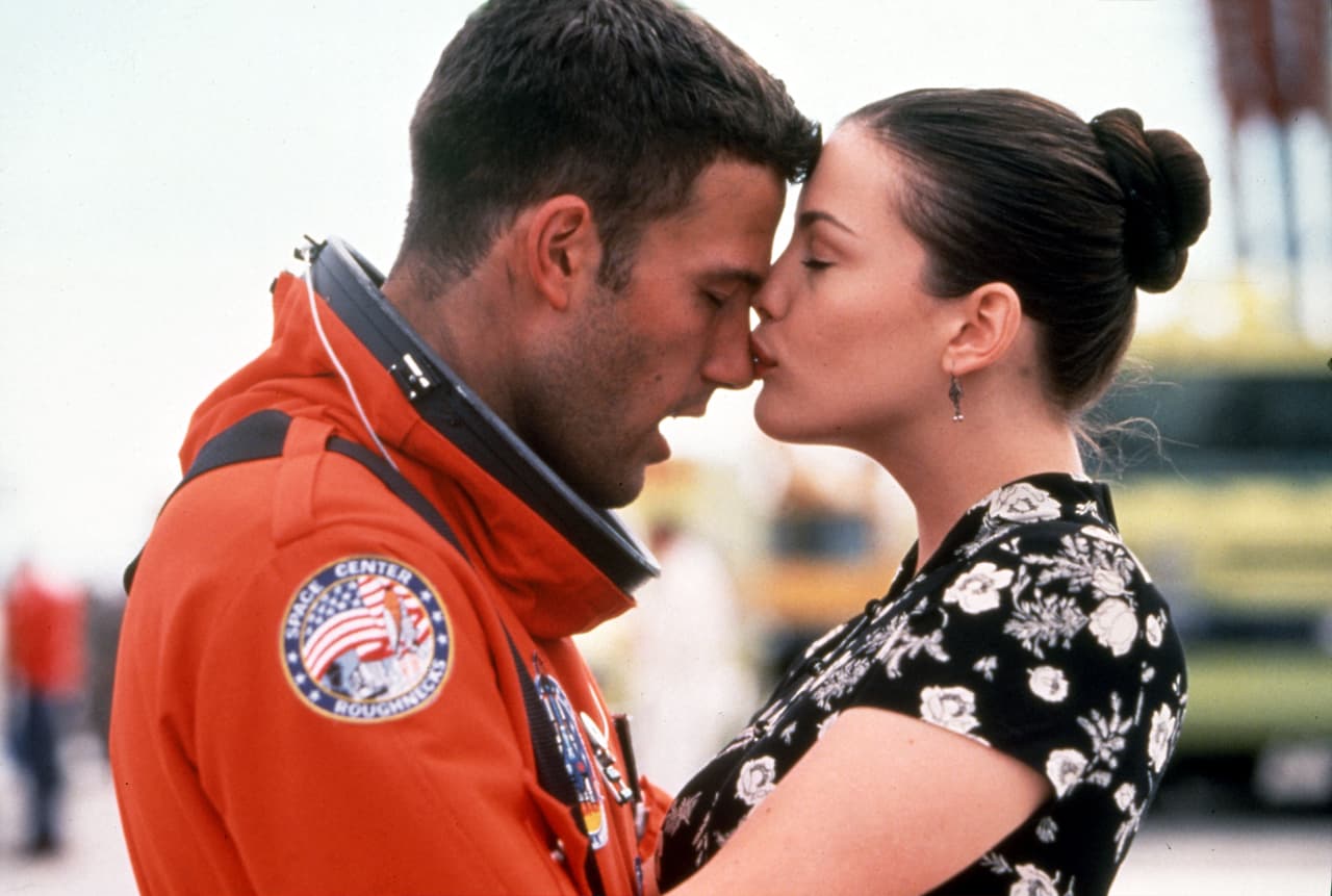 <b>Ben Affleck y Liv Tyler: 'Armageddon' (1988)</b>
<br>
<br>Un grupo de perforadores de plataformas petrolíferas, entre ellos A.J. Frost (Affleck), deben viajar hasta un asteroide para taladrar su superficie y destruirlo con una bomba, antes de que impacte con la Tierra. Su prometida, Grace Stamper (Tyler), lo despide sin saber si volverá a su lado. Aunque la pareja fue un chispazo para las taquillas, su relación se quedó en una bonita amistad.