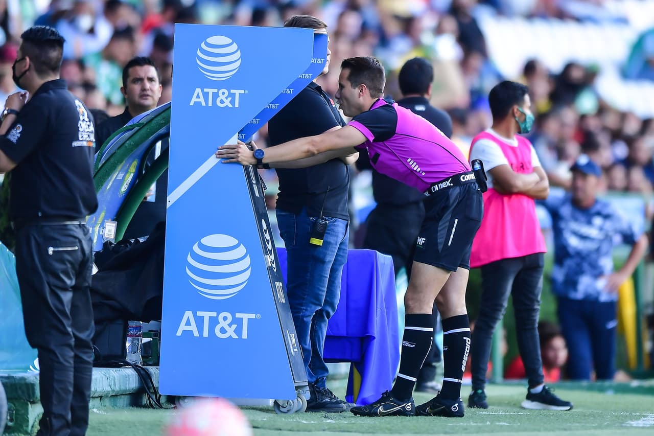 León vivió un primer tiempo de pesadilla al cometer un polémico penal al minuto 3, el cual Juan Ignacio Dinenno se encargó de anotar. La desventaja para La Fiera se hizo mayor con la expulsión de Osvaldo Rodríguez al 20' por una entrada desmedida sobre Meritao.