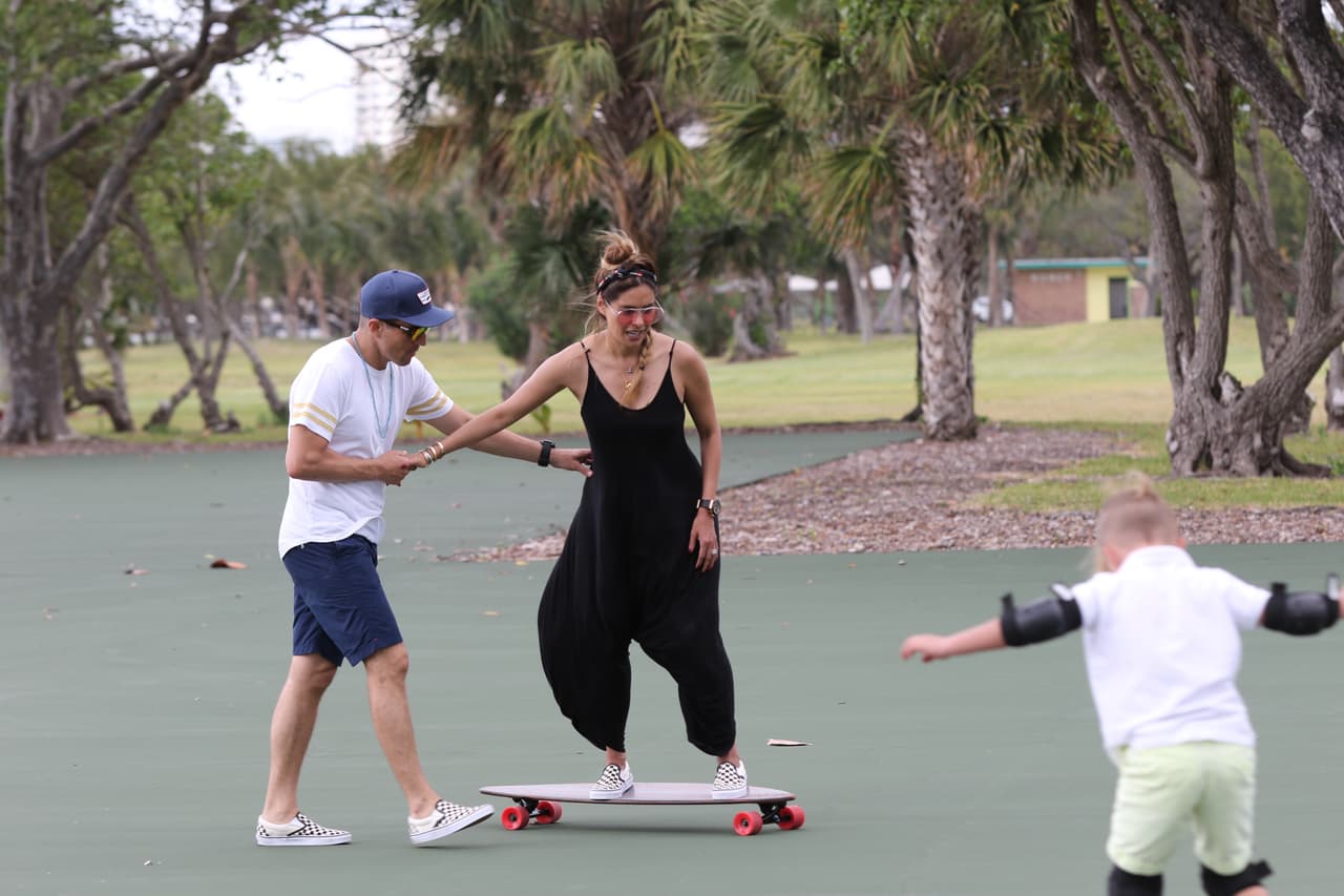 Photo © 2017 Luis Fernandez/The Grosby Group EXCLUSIVO Miami, April 16, 2017. Galilea Montijo con su marido, Fernando, su hijo, Mateo y amigos en un parque de Miami. Fernando estaba enseñando a Galilea a andar en patineta.