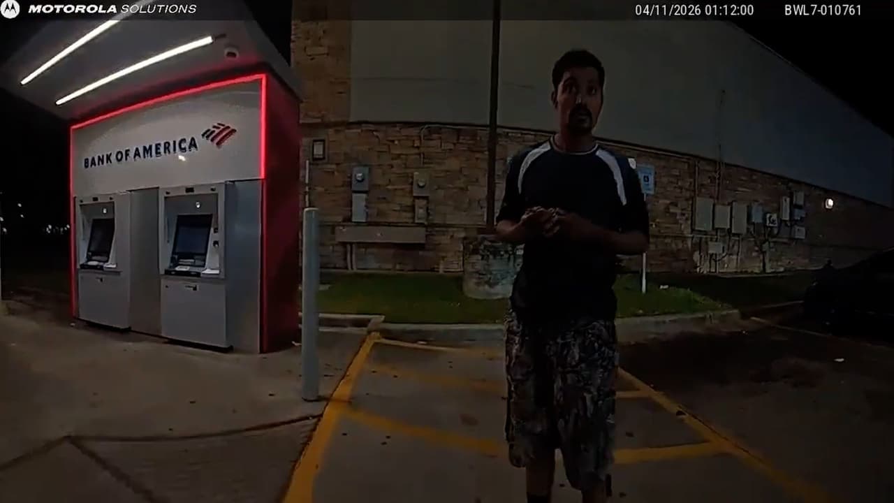 Revelan videos: Le piden su licencia, se enfrenta a oficial de la Policía de Houston y termina muerto
