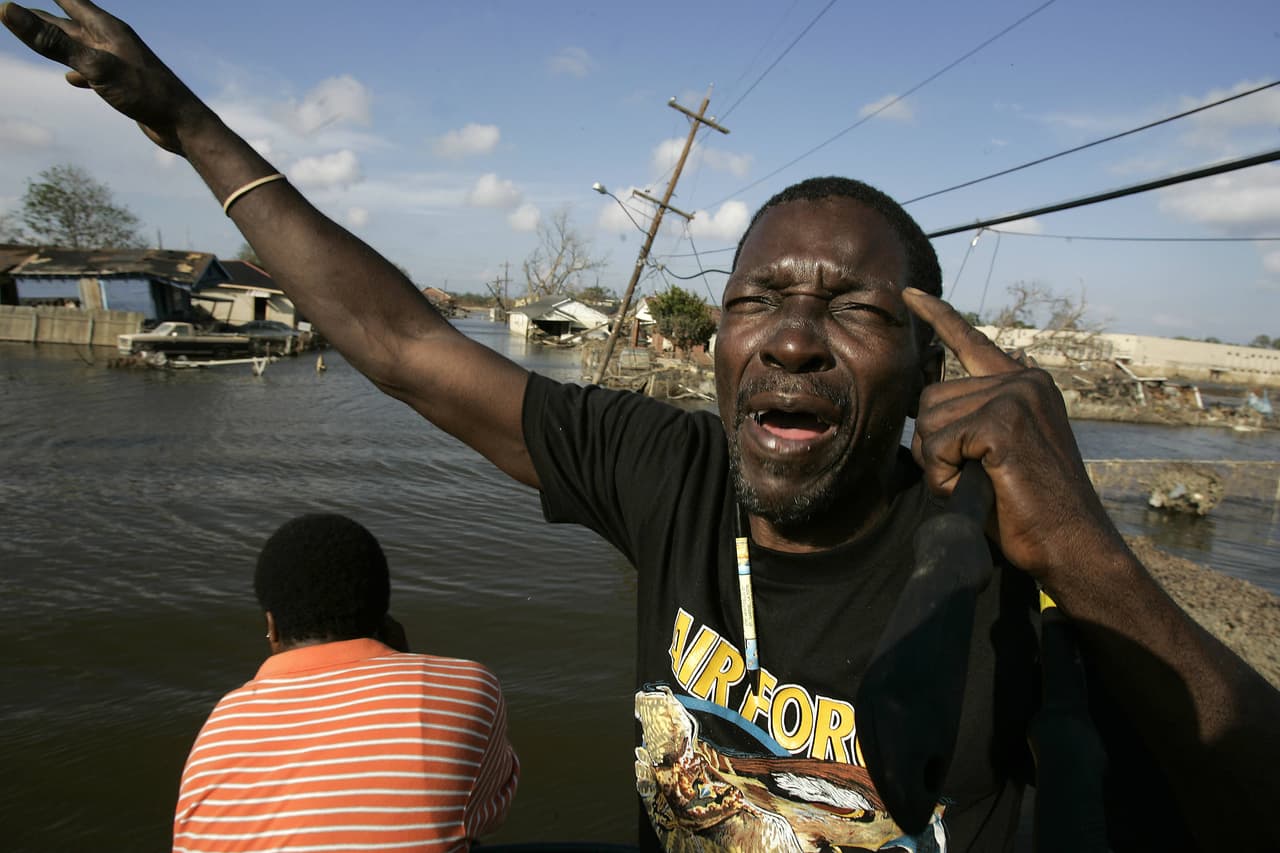 El paso de Katrina inundó buena parte de la ciudad de Nueva Orleans y fue definido por NOAA como el más costoso y uno de los cinco más mortales de la historia de EEUU. Además de los cientos de muertes, los daños materiales se cifraron en 81,000 millones dólares. En la foto, Palazzolo Simmons, de 49 años, llora al ver por primera vez los restos de la que era su casa en octubre de 2005.