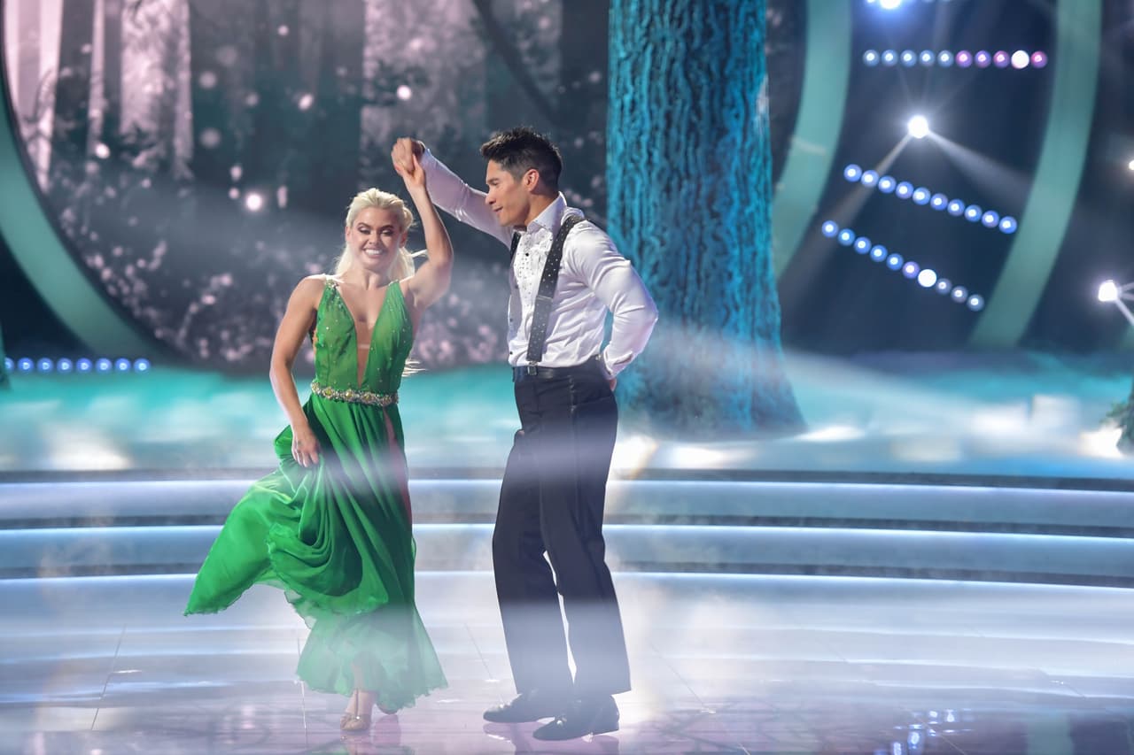 La siguiente fue Yuri: "estoy de acuerdo con Dayanara. El vals te va súper bien. Lo que hiciste con ella me encantó. Esa comunicación que tienen es tan importante. Es como cuando cantas e interpretas algo pero no tienes esa emoción, y uno piensa "qué bonito cantó, pero no lo sentí". Yo sentí lo que hicieron".