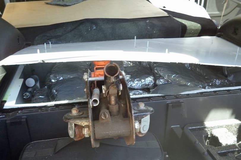 Los contrabandistas se ingenian como cruzar la droga en los carros, los agentes utilizan los perros adiestrados para detectarla.