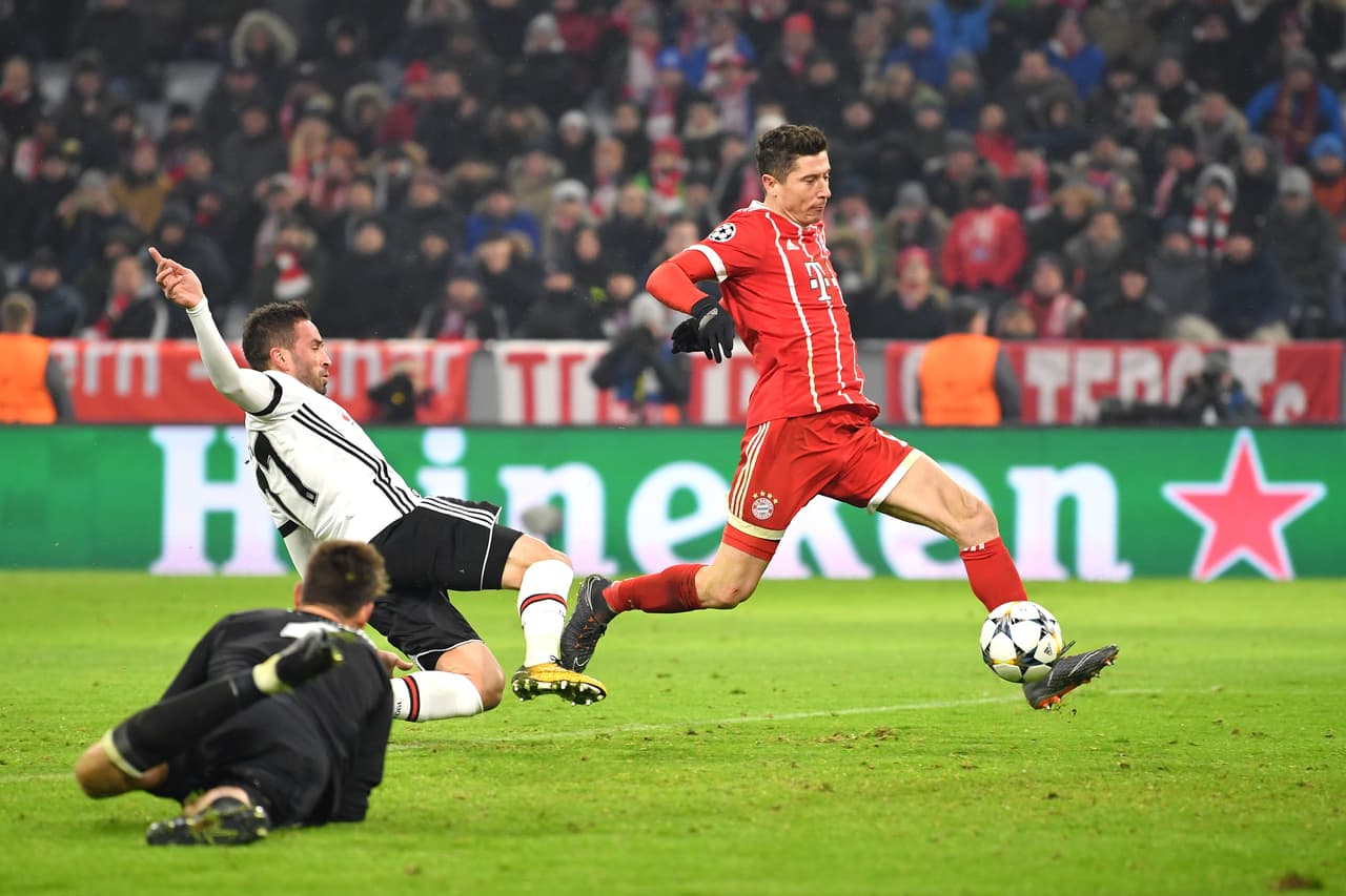 En menos de 10 minutos, Lewandowski anotó dos goles: el primero, al minuto 34 del primer tiempo, y el segundo, al minuto 43 del segundo tiempo.