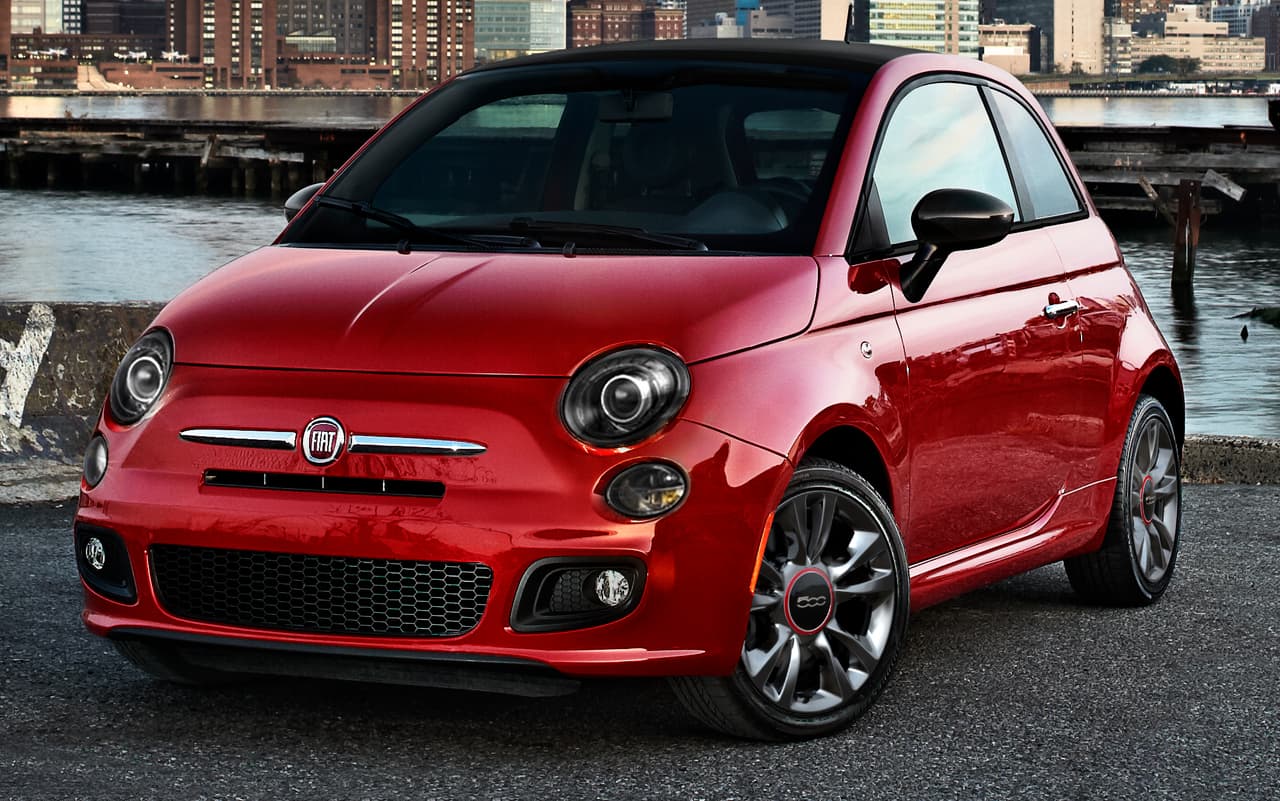<b>FIAT 500 2017 (Estados Unidos)</b>
<br>Precio: desde 15,990 dólares
<br>Motor: MultiAir 1.4 litros de 101 hp
<br>Bolsas de aire: siete (frontales, laterales, cortina y rodillas para conductor)
<br>Asistencias: Control electrónico de estabilidad con control de tracción, frenos de disco en las cuatro ruedas, ABS y asistente de frenado