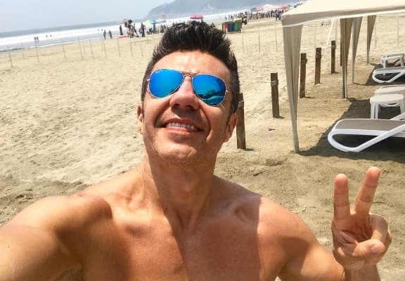 Adrián Uribe presume su abdomen en traje de baño 