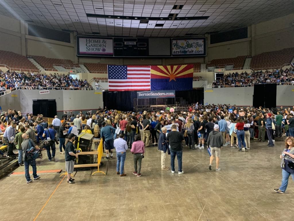 Decenas de personas esperan la llegada de Bernie Sanders.