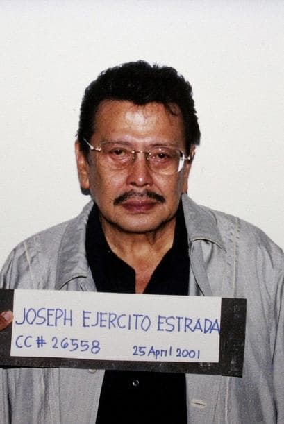 Joseph Ejercito Estrada fue electo para gobernar la isla de Filipinas en 1998. El también actor, fue acusado de negocios ilegales, actos de corrupción y procrear hijos fuera del matrimonio.