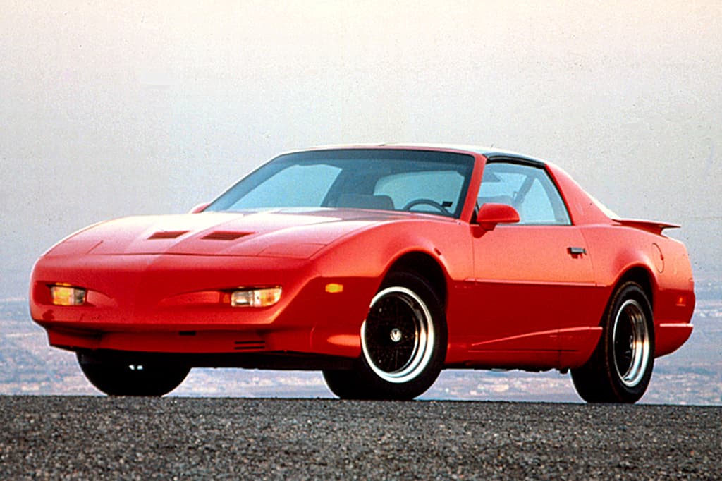 <b>Pontiac Firebird</b>
<br>
<br>El que ves en estas imágenes corresponde al auto lanzado en la primavera de 1990 como modelo 1991. Contaba con tracción trasera, nuevo diseño al frente con faros retráctiles y un pequeño alerón trasero. Estuvo disponible en carrocería coupé y convertible, con motor V6 de 3.1 litros de 140 caballos y tres posibilidades de motor V8 con potencias que iban de 170 a 235 caballos de fuerza.