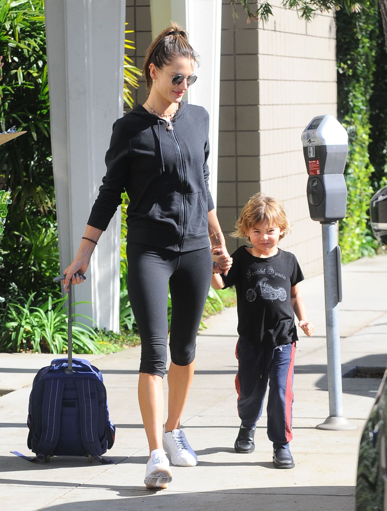 Alessandra Ambrosio, muy deportiva, deja a su hijo Noah en la escuela.