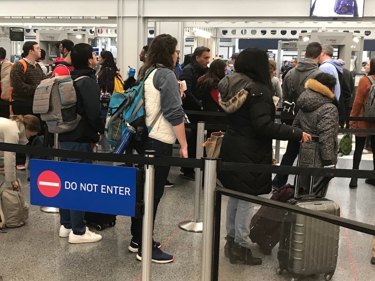 Personal en O'Hare recomendó llegar con anticipación al aeropuerto para tomar los vuelos tanto nacionales como internacionales.