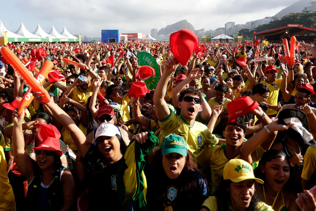 Aficionados brasileños celebran mientras ven el partido de fútbol del Mundial entre Brasil y Japón en la playa de Copacabana en Río de Janeiro, Brasil, el lunes 29 de junio de 2026. (Foto AP/Bruna Prado)