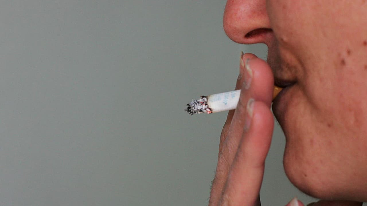 “Hay muchos riesgos”: expertos recomiendan a los padres hablar con sus hijos sobre los peligros de fumar