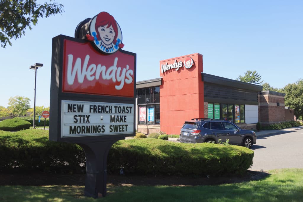 Wendy's anuncia que pondrá precios "dinámicos" al estilo Uber: una hamburguesa costará más en hora pico 