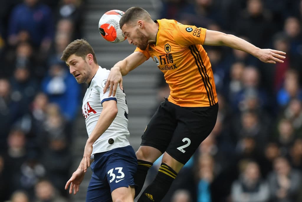 El defensa Ben Davies busca ganar la bola arriba del irlandés Matt Doherty.