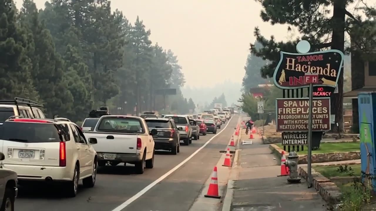 Miles de personas fueron instruidas a evacuar hacia el este al estado de Nevada por la autopista 50, también conocida como Lake Tahoe Boulevard en el tramo que pasa por la ciudad de South Lake Tahoe.
<br>
