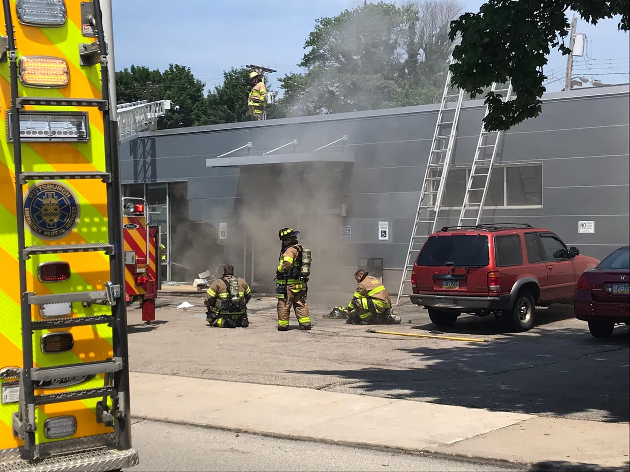 Al menos 3 muertos y varios heridos tras el choque de un vehículo contra un edificio en Pittsburgh