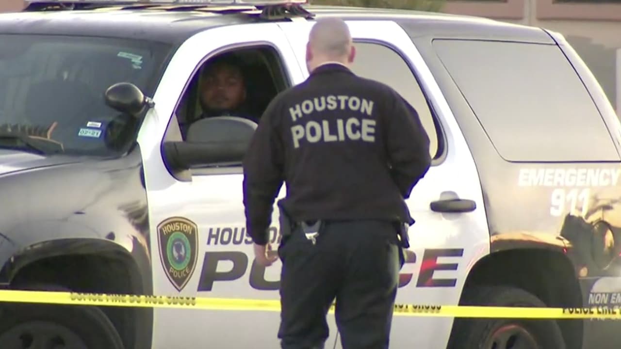 La 
<b><a href="https://www.univision.com/local/houston-kxln/lakewood-church-texas-robo-dinero-hpd-plomero">Policía de Houston</a></b> llegó a la iglesia para investigar el hallazgo del dinero luego de la alerta que emitió la congregación.