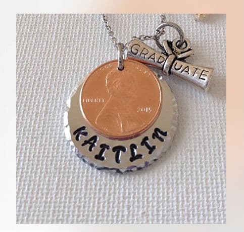 Colgante personalizado hecho con mucho amor (19 dólares en Etsy)