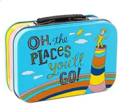 Una nueva aventura comienza para los graduados y esta valijita (para gift cards) puede ser una gran aliada. (14.90 dólares en Amazon.com)