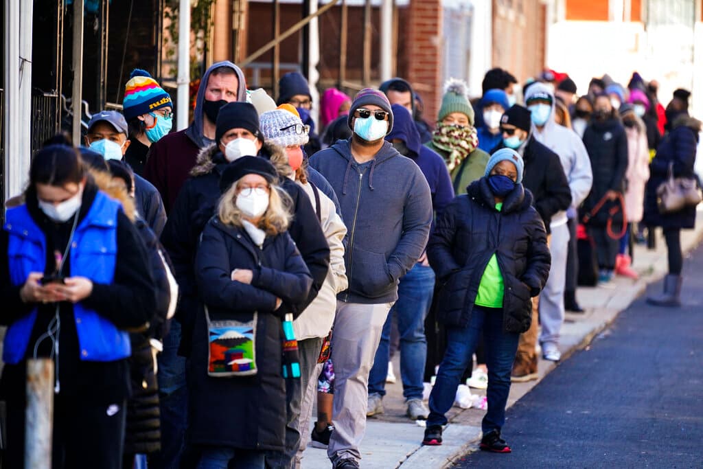 Las filas son tan largas -como esta en Filadelfia- que muchos deciden comprar pruebas caseras.