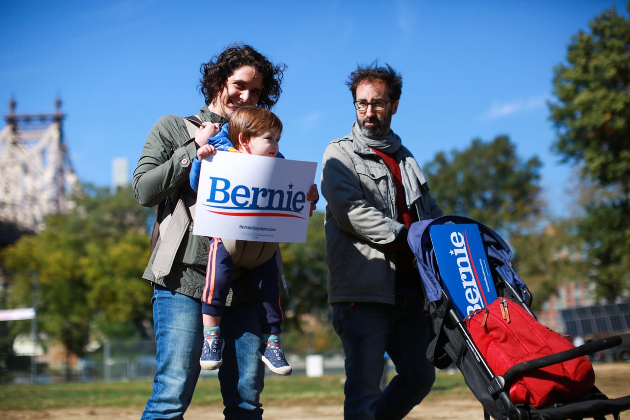 Partidiarios asisten a un mitin de campaña para el candidato presidencial demócrata, Bernie Sanders (I-VT) en Queensbridge Park el 19 de octubre de 2019 en el condado de Queens de la ciudad de Nueva York.