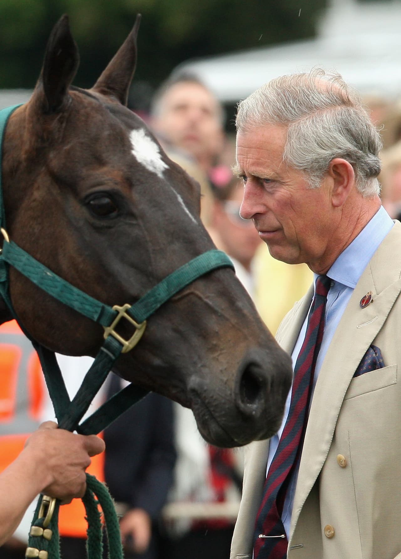 La actriz, recordada por su participación en la comedia 
<b><a href="https://www.youtube.com/watch?v=ilNUh4L0OhA" target="_blank">'Hart to hart'</a></b>, es una de las amigas más cercanas al príncipe Carlos, a quien conoció gracias a su afición al polo. 
<br>