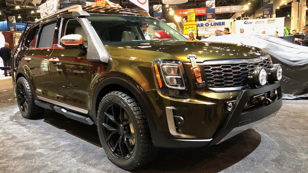 <h3 class="cms-h3-H3">Kia Telluride NYFW</h3>
<br>Kia tenía un flota de cinco unidades de su nueva camioneta de 3 filas de asientos. Cuatro de ellas estaban haciendo maromas, con asistentes a bordo, en una de las áreas externas del centro de convenciones de Las Vegas. Solo una de ellas, la 
<b>Telluride NYFW</b> presentada originalmente en la semana de la moda de Nueva York y preparada por el diseñador de modas Brandon Maxwell para parecer como la versión automotriz de un caballero inglés disfrazado para salir de safari, estaba en el área interior de Kia. Aún así nos sorprendió lo atractiva que está es camioneta, especialmente en su interior donde pasamos cerca de cinco emocionantes minutos que pueden ver en la cuenta de
<a href="https://www.instagram.com/p/BpkmDASHQTl/?utm_source=ig_web_copy_link" target="_blank"> Instagram de Univision Autos</a>.