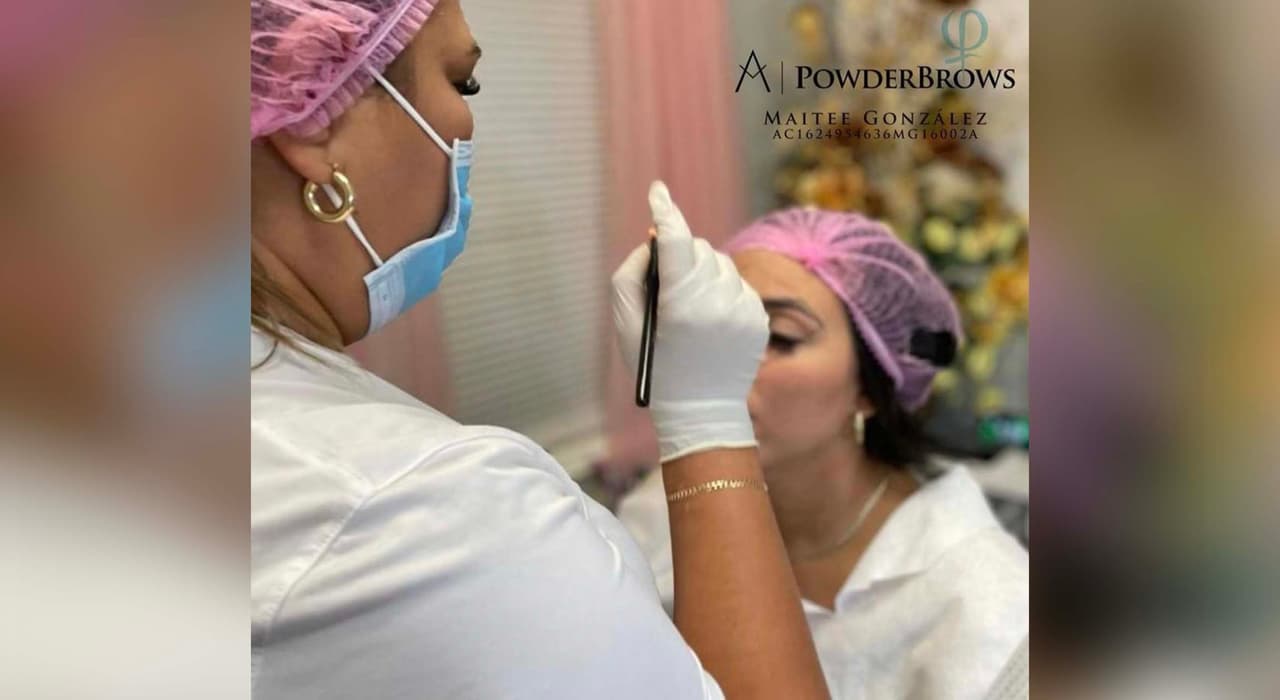 González agrega que las cejas son el marco de la cara y un trabajo mal hecho puede incluso provocar una depresión en la persona.