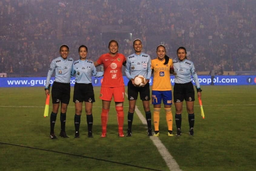 El equipo arbitral y las capitanes listas para el inicio de la Final, en la que si persistía el empate se extendía la definición hasta los lanzamientos desde el punto penal.