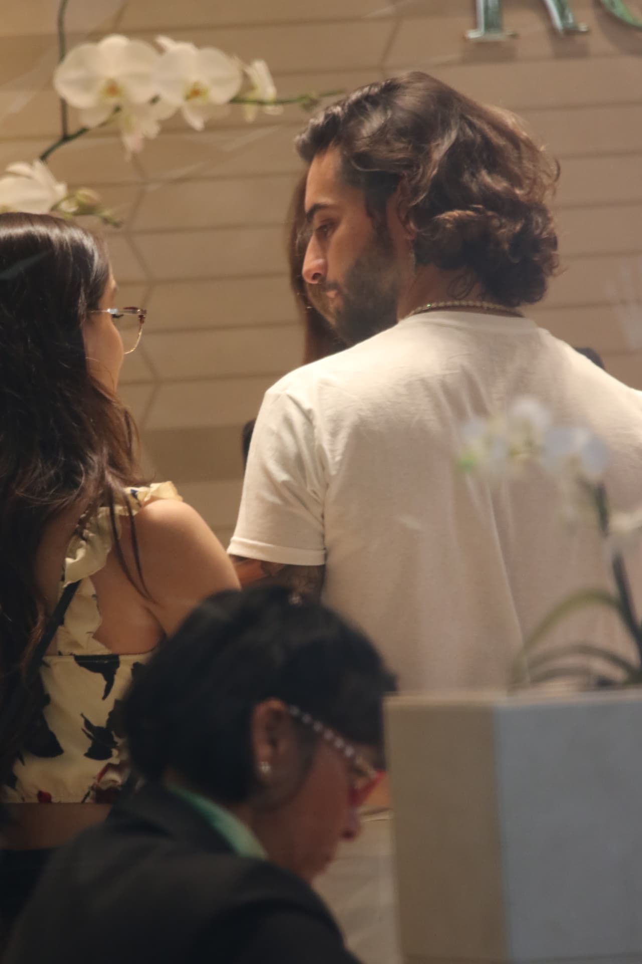 Tras escuchar la opinión de la vendedora y de Natalia, el cantautor decidió que
<b><a href="https://www.univision.com/entretenimiento/tienes-que-ver-los-muy-brillosos-relojes-que-maluma-presumio-el-dia-de-su-cumpleanos-video">no compraría otro Rolex, por el momento</a></b>.