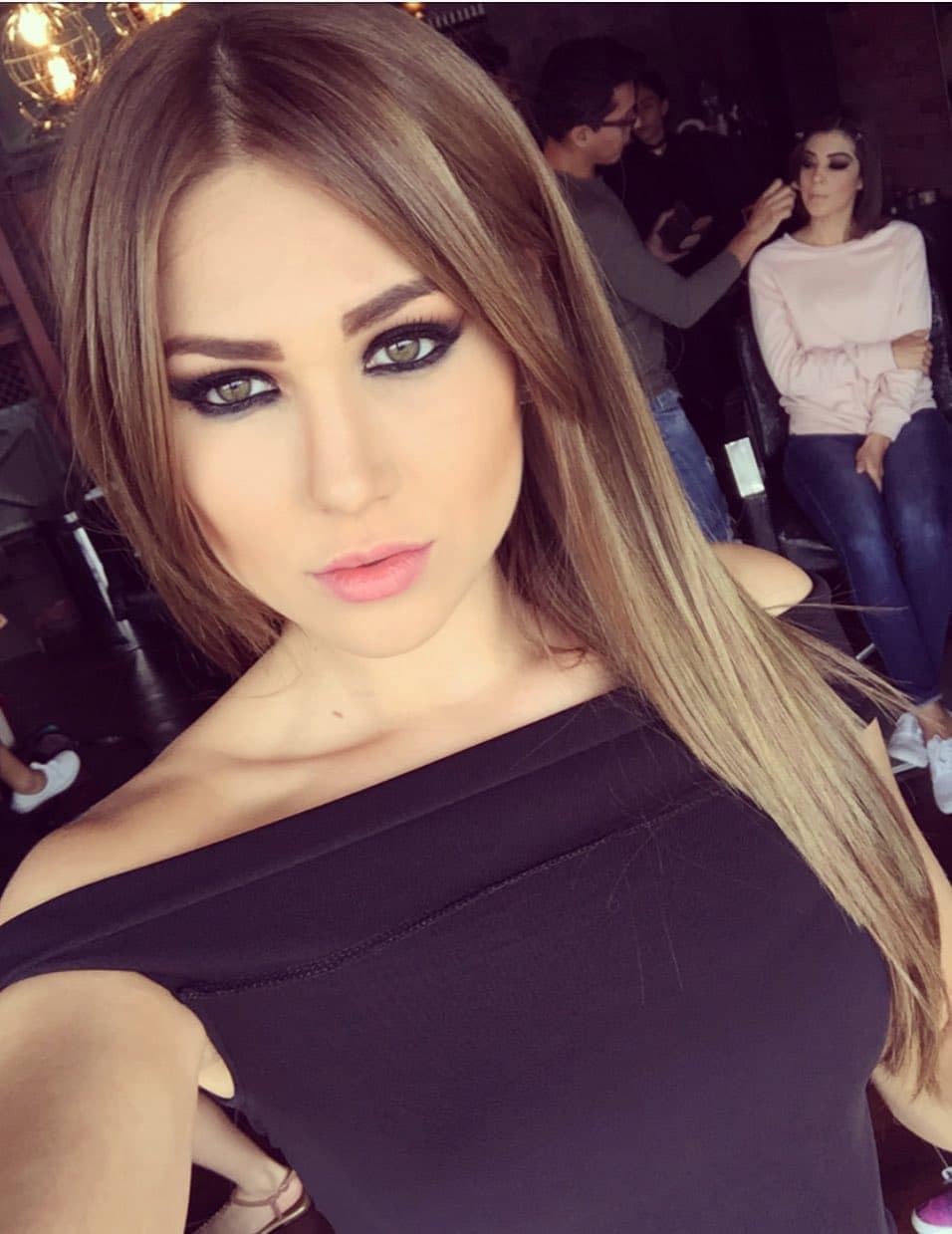 La novia de Saúl Álvarez, le demuestra su amor públicamente mandándole mensajes, que van desde desearle buen día, hasta la mejor de las suertes en su próxima pelea.