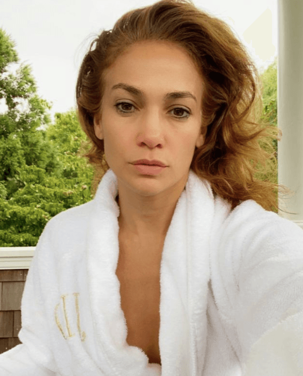 Incluso recién levantada, con la cara lavada y usando una bata, Jennifer López se ve espectacular.