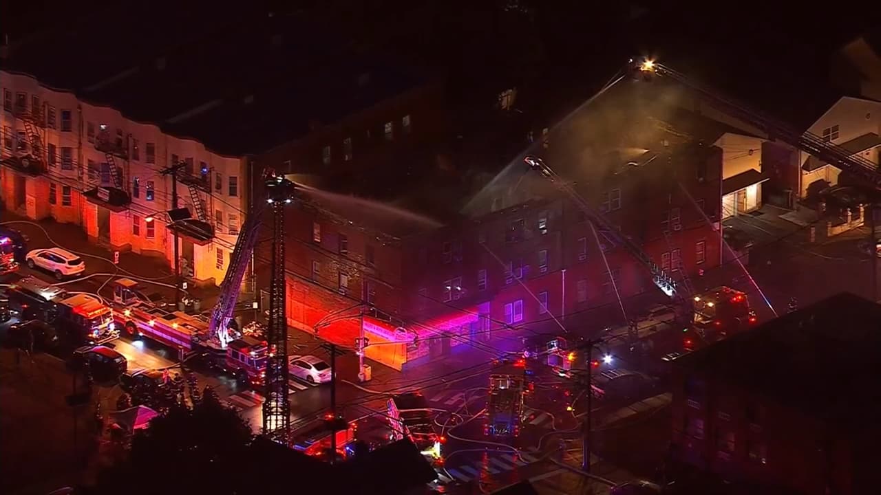 Incendio de edificio de departamentos deja sin hogar a familias en Passaic 