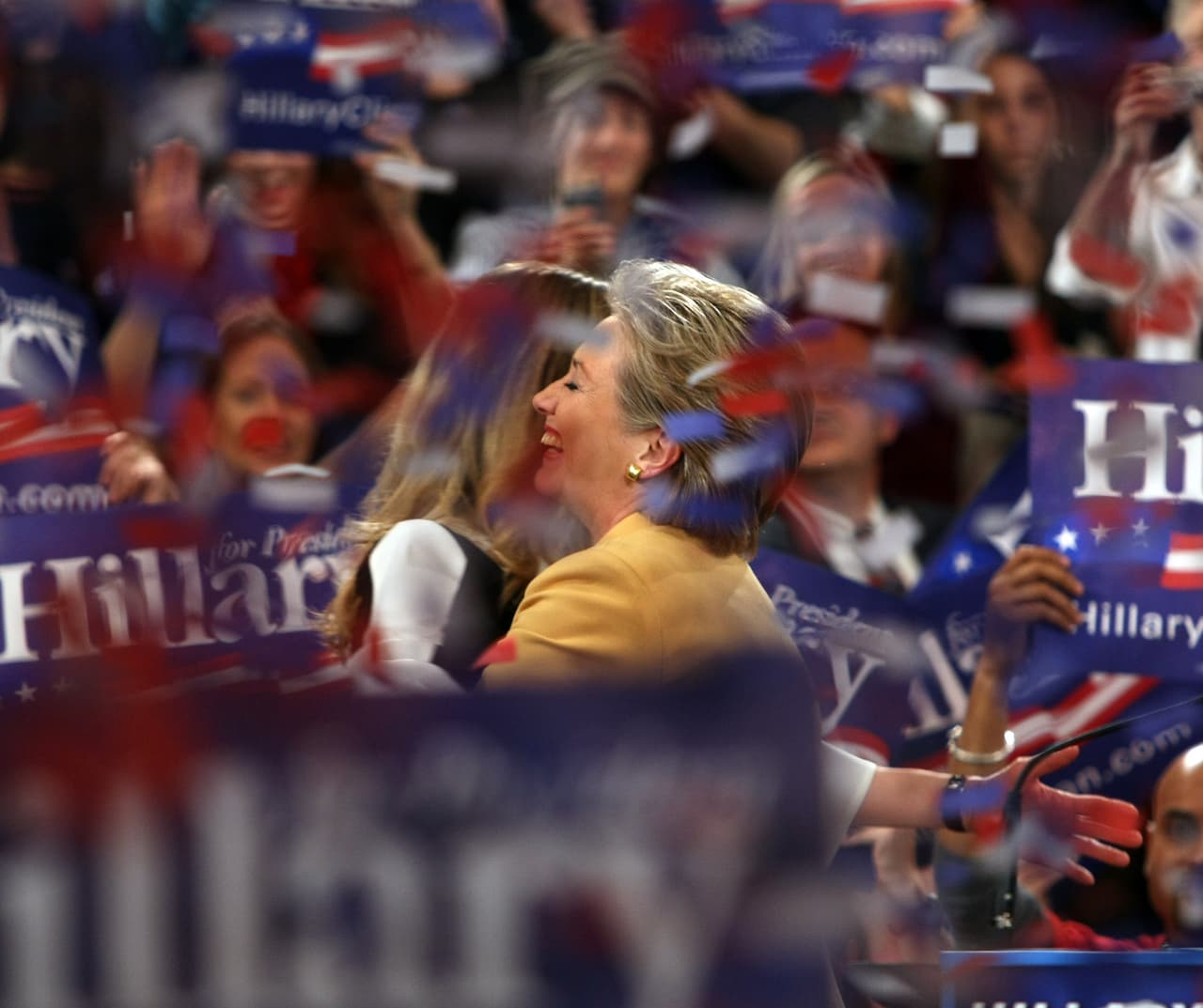 Unos años después, sería ella quien celebraría los buenos resultados en las primarias durante su propia candidatura. Así de feliz se mostró abrazando a su hija Chelsea en un evento electoral en 2008. Aunque entonces no llegó a ser la nominada del partido demócrata –Obama se hizo con los apoyos–, su ocasión llegaría más tarde.