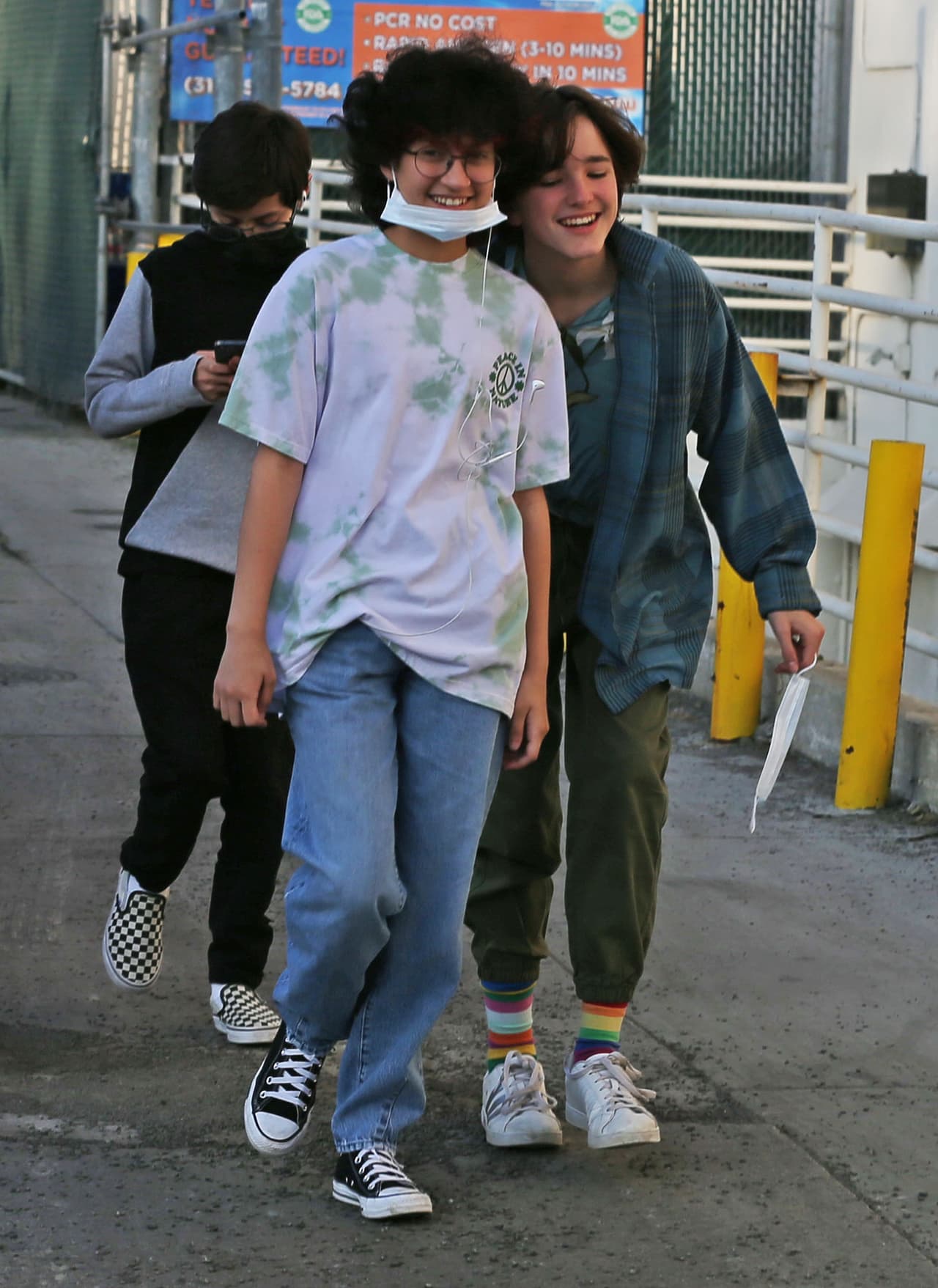 Fue así como las prendas 'oversize' siguieron siendo un básico en el armario de Emme, sólo que a diferencia de antes, ahora las porta con un giro más rockero en lugar de 'girly' y juvenil.