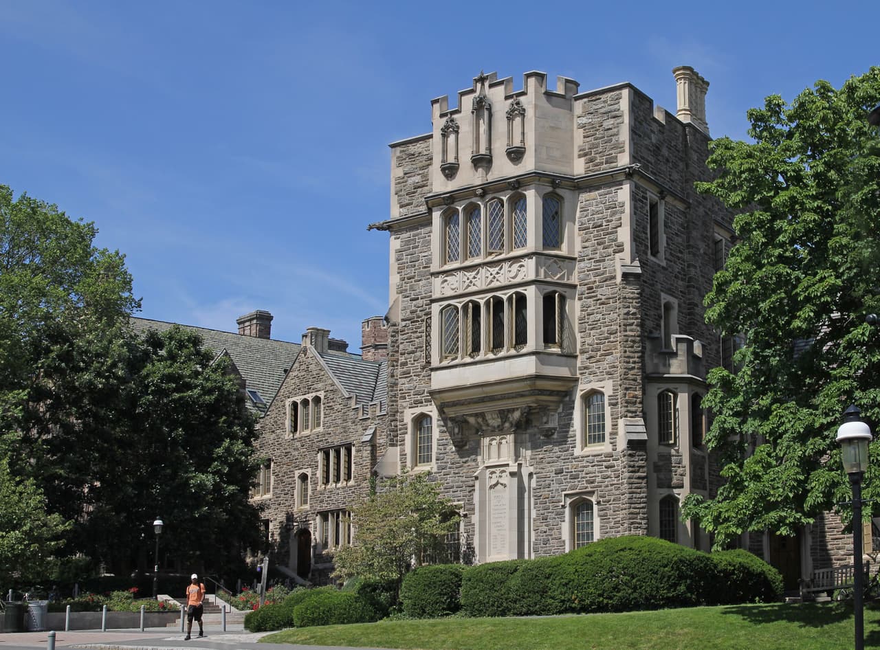 El presidente de la Universidad de Princeton, Christopher L. Eisgruber, ha asegurado que el concepto de 'campus santuario' no tiene valor en su universidad porque
<b><a href="https://paw.princeton.edu/article/president-eisgruber-83-pledges-support-undocumented-students"> no tienen autoridad para eximir cualquier parte de sus campus de las leyes de inmigración.</a></b>
<br>
<br>No obstante, Eisgruber dice que la universidad protegerá a los miembros indocumentados "
<b>en la medida en que lo permita la ley</b>". La universidad también 
<b>se comprometió a no compartir información sobre el estatus migratorio de sus estudiantes indocumentados.</b>