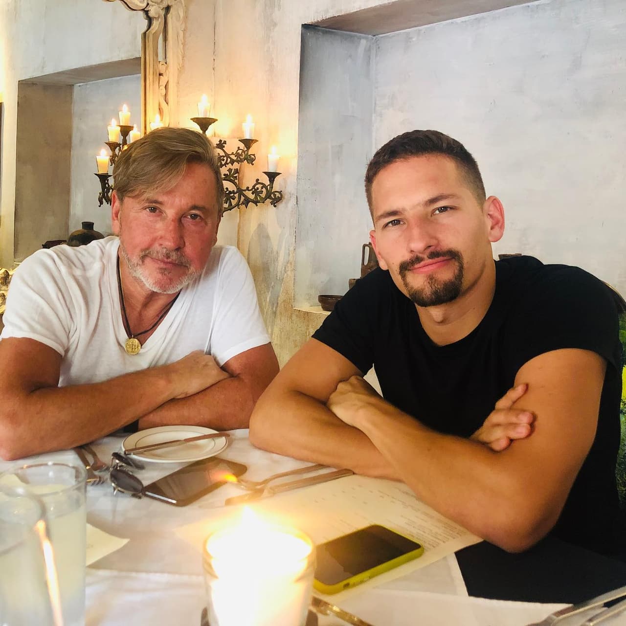 El orgulloso
<a href="https://www.univision.com/famosos/hija-camilo-evaluna-ricardo-montaner-responde-criticas-indigo">abuelo de Índigo</a> recurrió a sus redes sociales para compartir dos fotografías de Mau y Sara, así como un mensaje en el que aseguró que ya quiere conocer a Apolo, nombre que llevará su amado nuevo nieto.
<br>