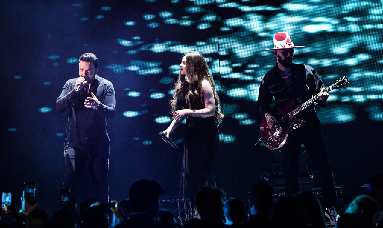 La actriz Selenis Leyva y la conductora Galilea Montijo presentaron este número musical.