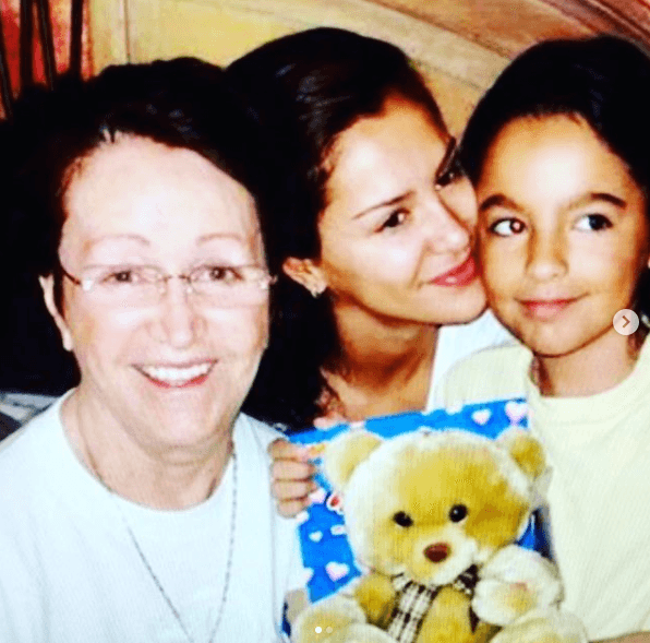 Con dos imágenes (donde aparece Mirna, la fallecida mamá de Ninel) y un emotivo mensaje, la artista anunció el gran logro de su hija: "Es un día muy especial. Esa pequeña… 
<b><a href="https://www.univision.com/shows/despierta-america/ninel-conde-tuvo-que-aprender-a-ser-madre-en-dos-epocas-muy-distintas-de-su-vida-video">ese regalo que Dios me dio a temprana edad</a></b> 
<b>me sorprendió y cambió mi vida</b>… (Sé que muchas veces tuve que salir y trabajar pero ese esfuerzo hoy nos permite celebrar el inicio de tus logros profesionales)…"