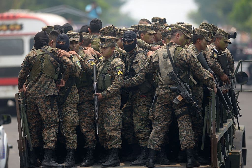 "No nos iremos hasta capturar al último pandillero": la advertencia de militares en Soyapango, una peligrosa ciudad salvadoreña