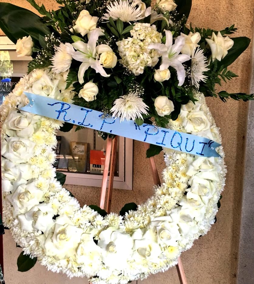 "Descansa en paz Piqui", la leyenda en la corona que envió la oficina del Sheriff de Los Ángeles.