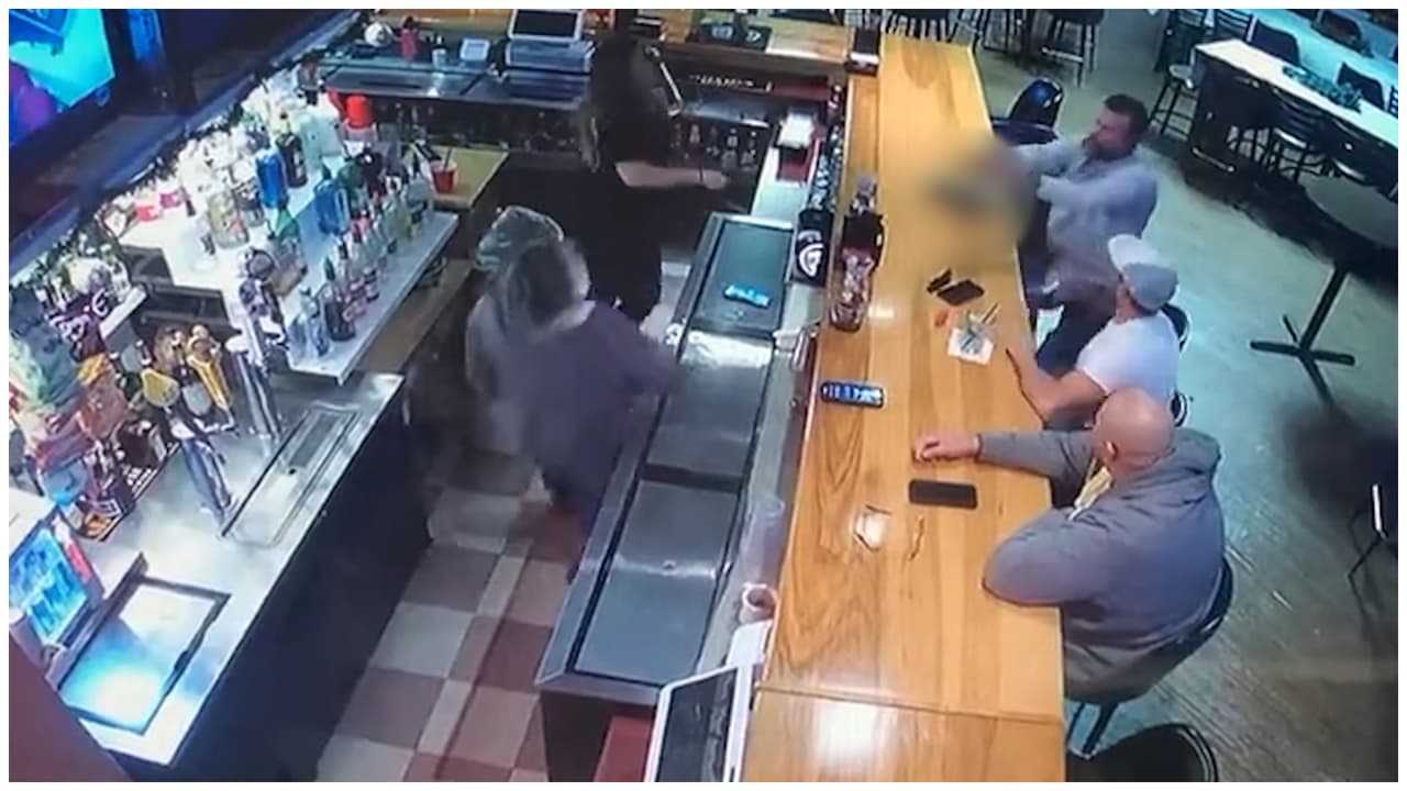 Video capta a abogado supuestamente disparando a su exnovia en un bar, pero los clientes lo derriban