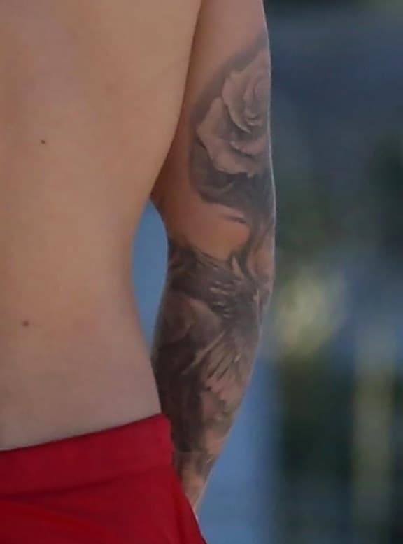 Tiempo después, Maluma contó a GQ que decidió tatuarse una rosa y una mujer en el brazo derecho como homenaje a las damas y en especial a quienes son fuertes, como su madre y su hermana.