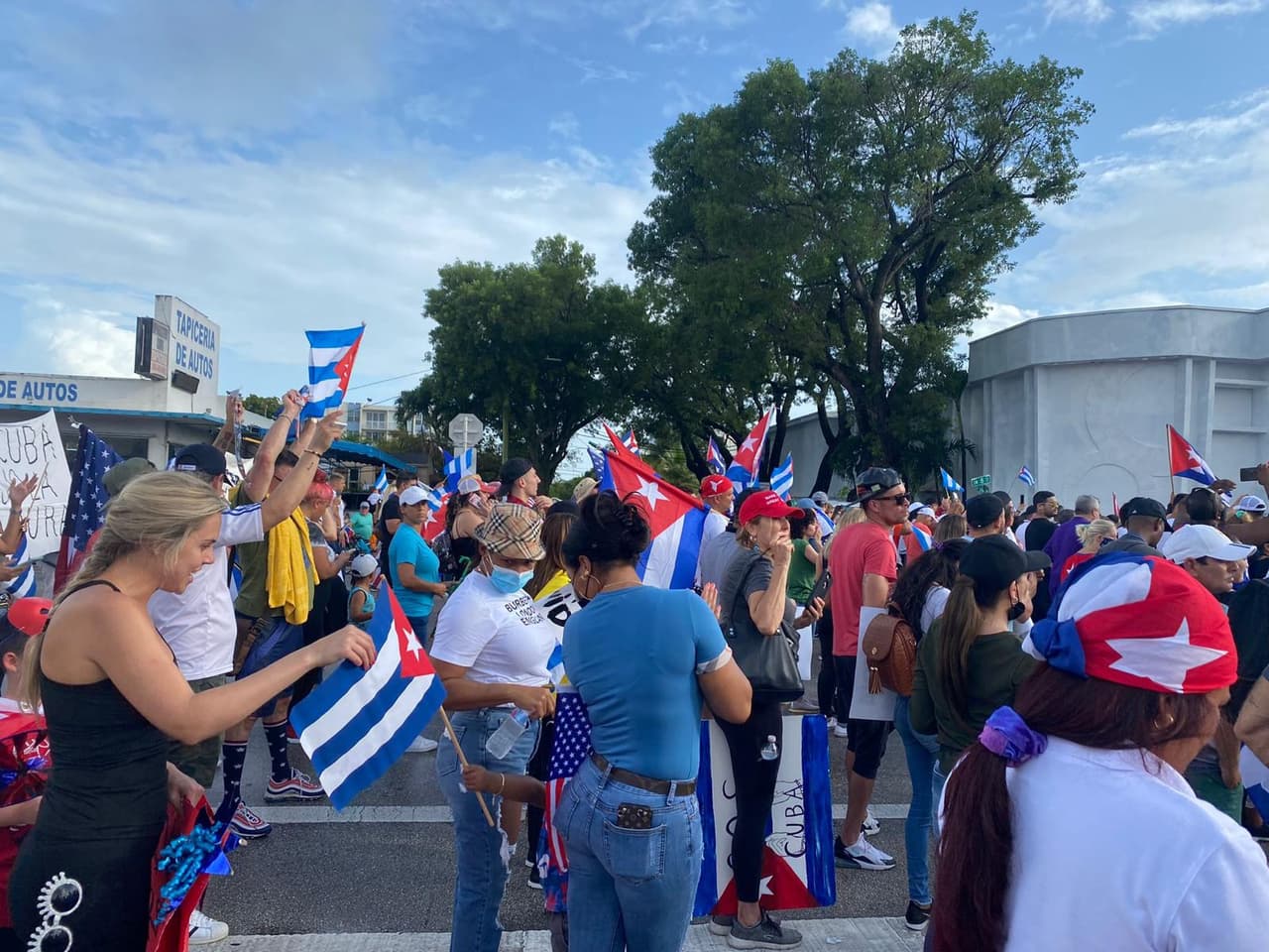 Todos llevaban la bandera de Cuba y gritaban consignas pidiendo la libertad en la isla.