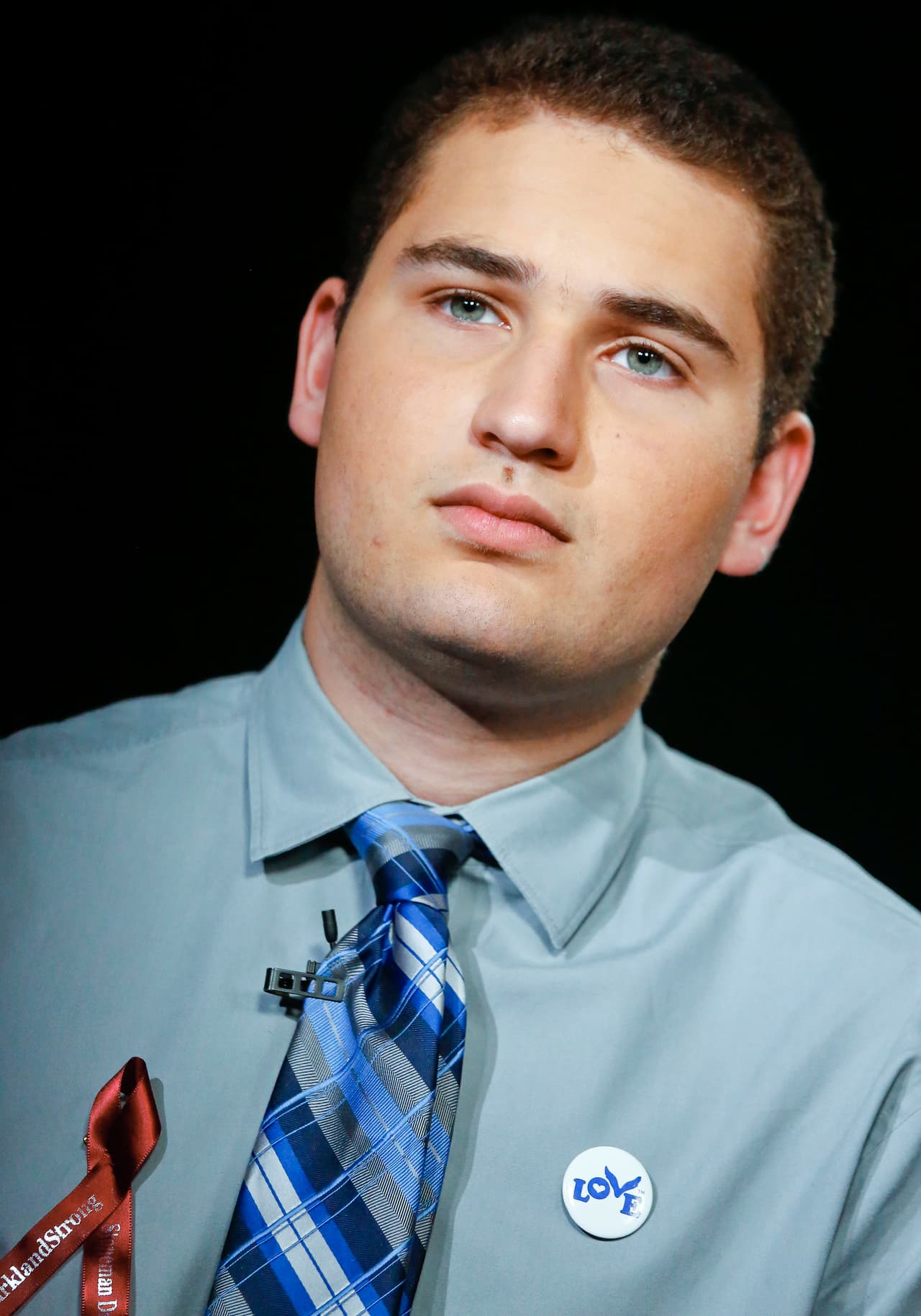 “Creo que nuestras escuelas deberían ser más seguras. Pero nunca me sentiré seguro si me tratan como a un prisionero en mi escuela.
<b>No me sentiré seguro si las personas a cargo de nuestras escuelas no nos lo permiten”.</b> Este es uno de los mensajes de
<b>Alex Wind</b> en sus redes sociales contra la idea de armar a los maestros, una de las propuestas del presidente
<a href="https://www.univision.com/temas/donald-trump">Donald Trump</a> para mejorar la seguridad en las escuelas.
<br>