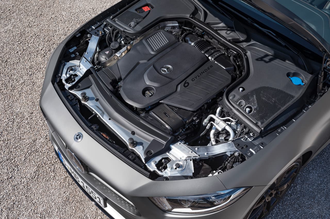 Bajo el capó del Mercedes-Benz CLS se esconde un motor de 6 cilindros en línea totalmente nuevo de 3.0 litros de desplazamiento que produce 362 caballos de fuerza y 369 libras pie de torque. El motor cuenta con la 
<b>asistencia de un motor eléctrico </b>al que Mercedes-Benz llama 
<b>EQ Boost</b> que añade 21 caballos de fuerza y 184 lbs.-pie de torque extra y que bajo ciertas circunstancias le permite al CLS navegar sin la asistencia del motor a gasolina. 
<br>
<br>El modelo CLS 450 4MATIC cuenta, como su nombre lo indica, con traccón integral a través del sistema 4MATIC de Mercedes-Benz.