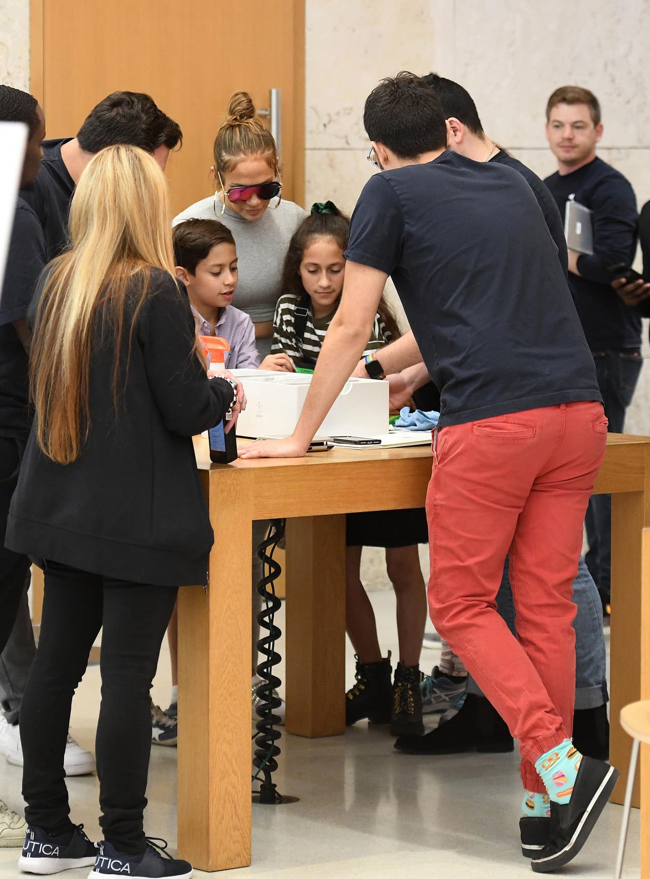 Max resultó ser todo un fan de la tecnología y miró con gran atención los nuevos modelos de iPhone que habían en la tienda, mientras la cantante era quien escuchaba la explicación de sus funcionalidades.
<br>