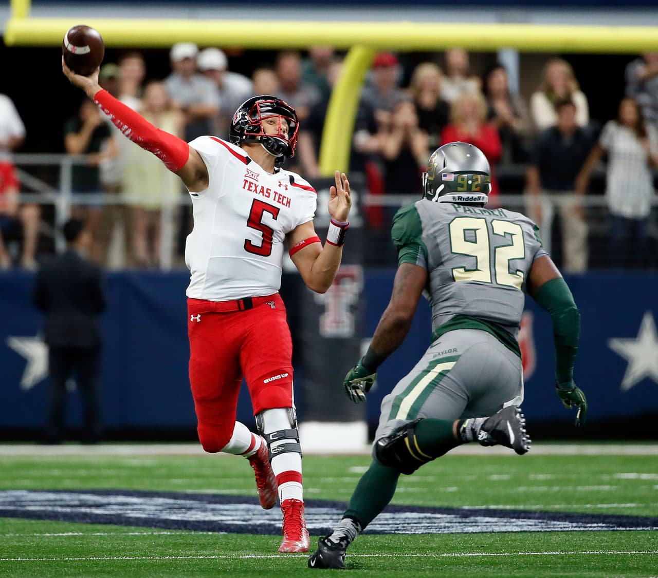 Lo más sobresaliente es que tuvo 93 pases de touchdown y solo 29 intercepciones. Su rating fue de 152.0, bastante bueno y llamativo considerando que el máximo rating que puede alcanzar un quarterback con ‘partido perfecto’ es de 158.3 y estuvo muy cerca de esa cifra durante tres años.